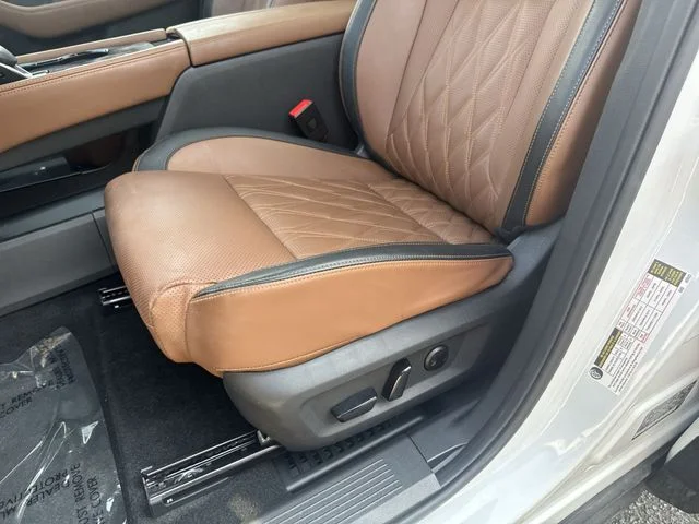 Used 2025 White Nissan Platinum image 31
