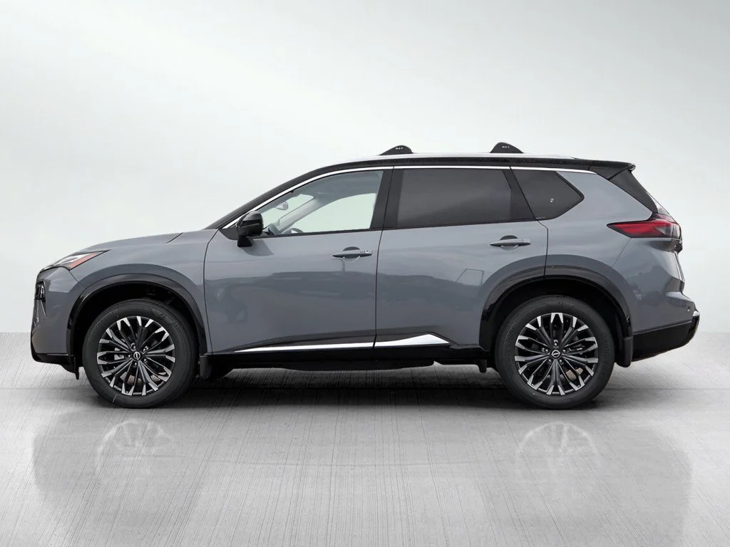 New 2026 Boulder Gray Pearl / Super Black Two-tone Nissan Platinum image 4