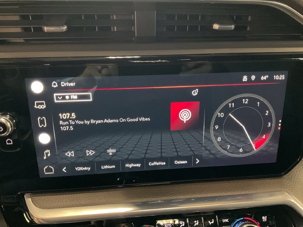 Used 2022 White Frost Tricoat GMC Denali image 20