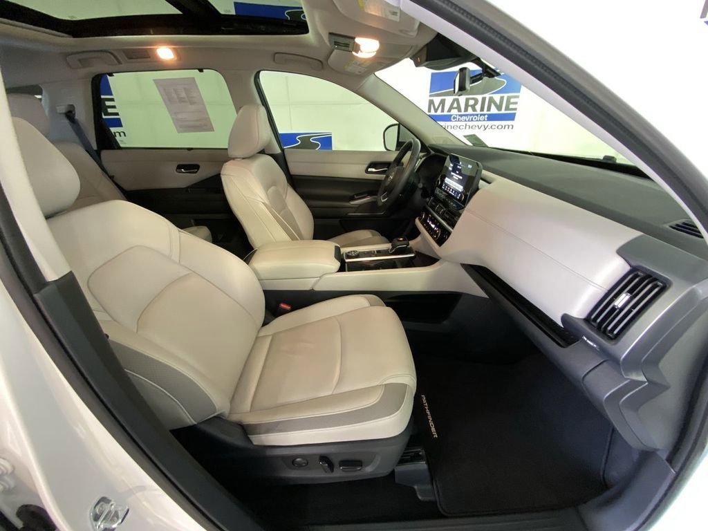 Used 2024 White Nissan SL image 35
