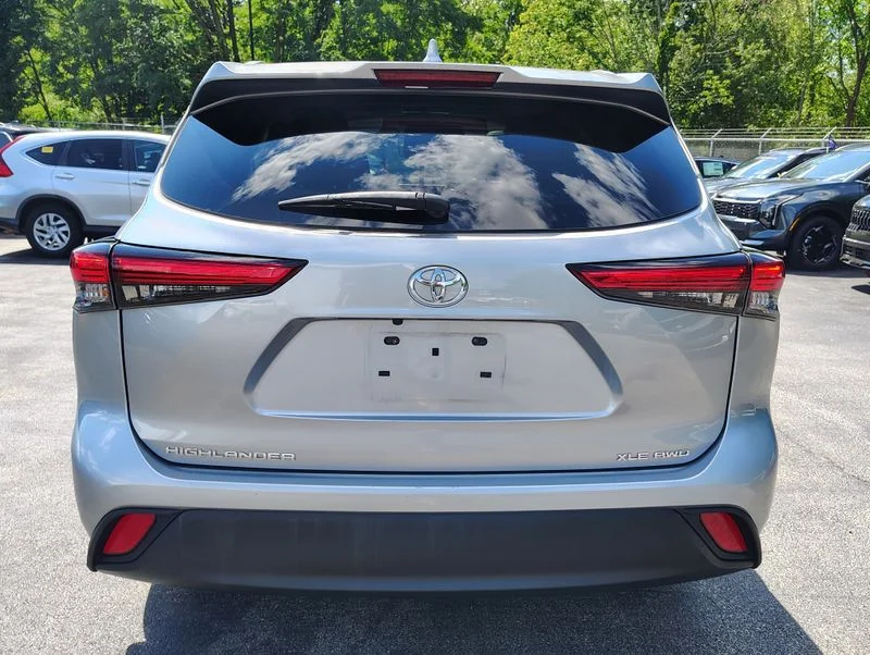 Used 2022 Silver Toyota XLE image 5