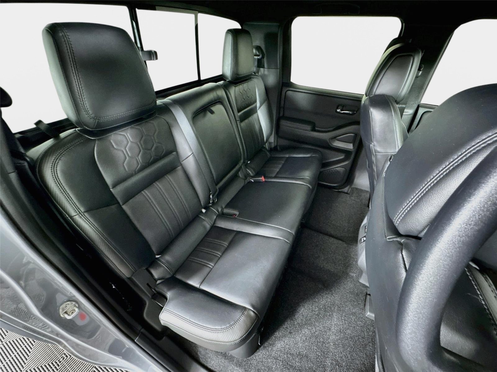 Used 2022 Boulder Grey Pearl Nissan PRO-4X image 28