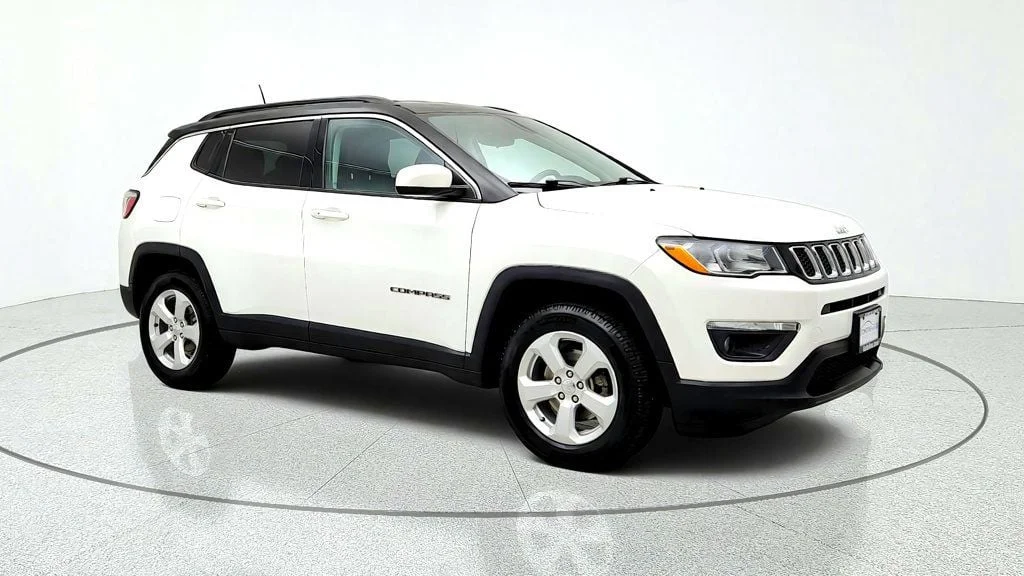 Used 2018 White Clearcoat Jeep Latitude 4x4 image 3