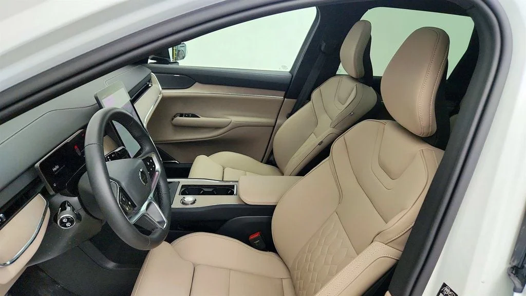 Used 2025 Crystal White Metallic Volvo Twin Motor Plus 6-Seater image 16