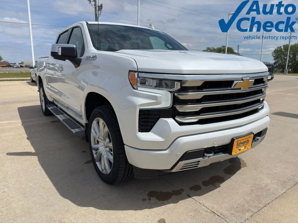 Used 2025 Beige Chevrolet High Country image 3