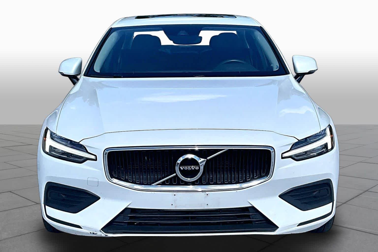 Used 2020 Crystal White Pearl Metallic Volvo Momentum image 4