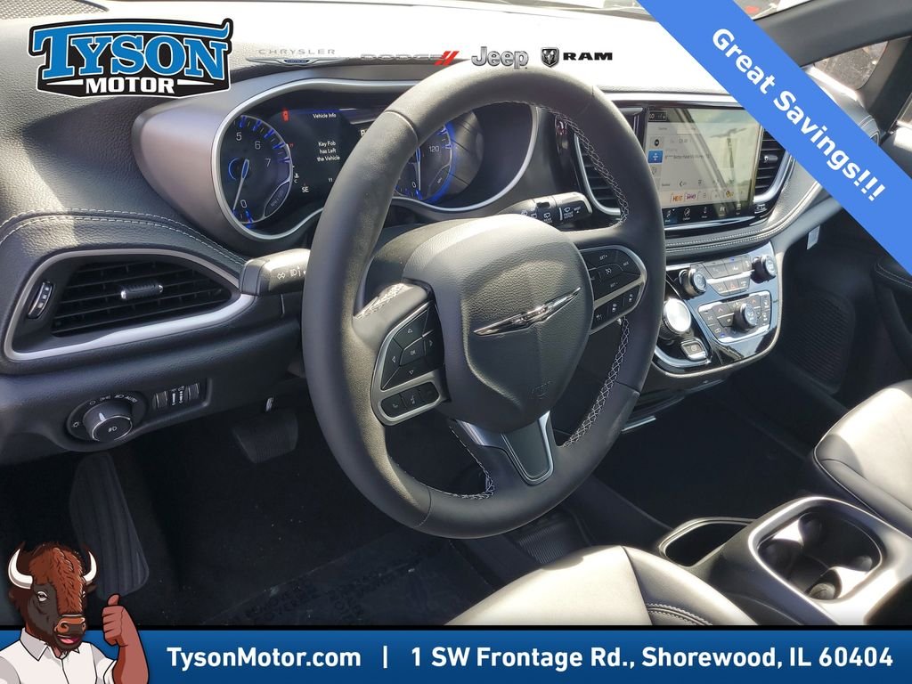 New 2026 Bright White Clear-Coat Exterior Paint Chrysler Select image 18