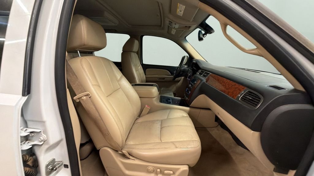 Used 2007 White Chevrolet LT image 9