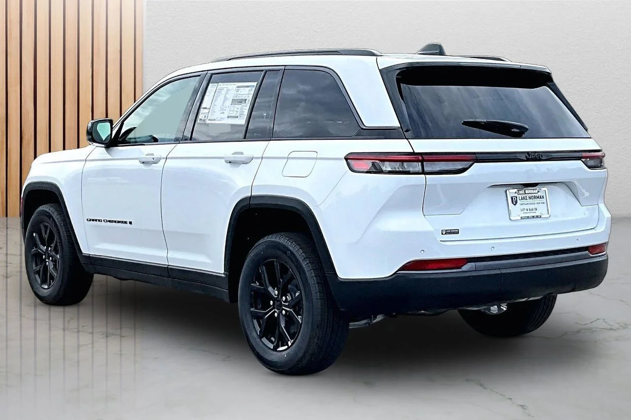 New 2026 Bright White Clear-Coat Exterior Paint Jeep Altitude image 7