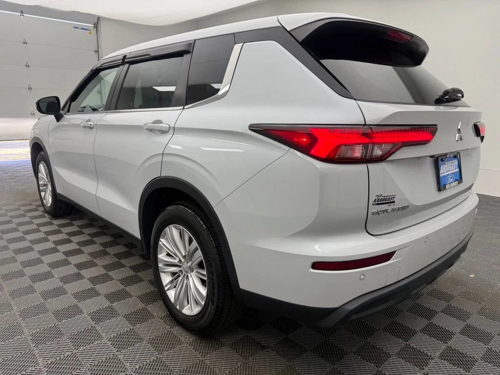 Used 2023  Mitsubishi ES image 11