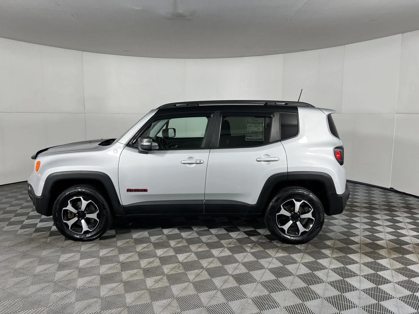Used 2021 Glacier Metallic Clearcoat Jeep Trailhawk image 9