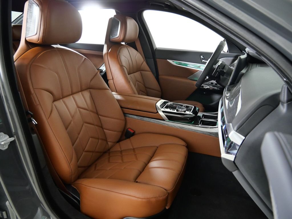 2025 BMW 7 Series 750e - Photo 22
