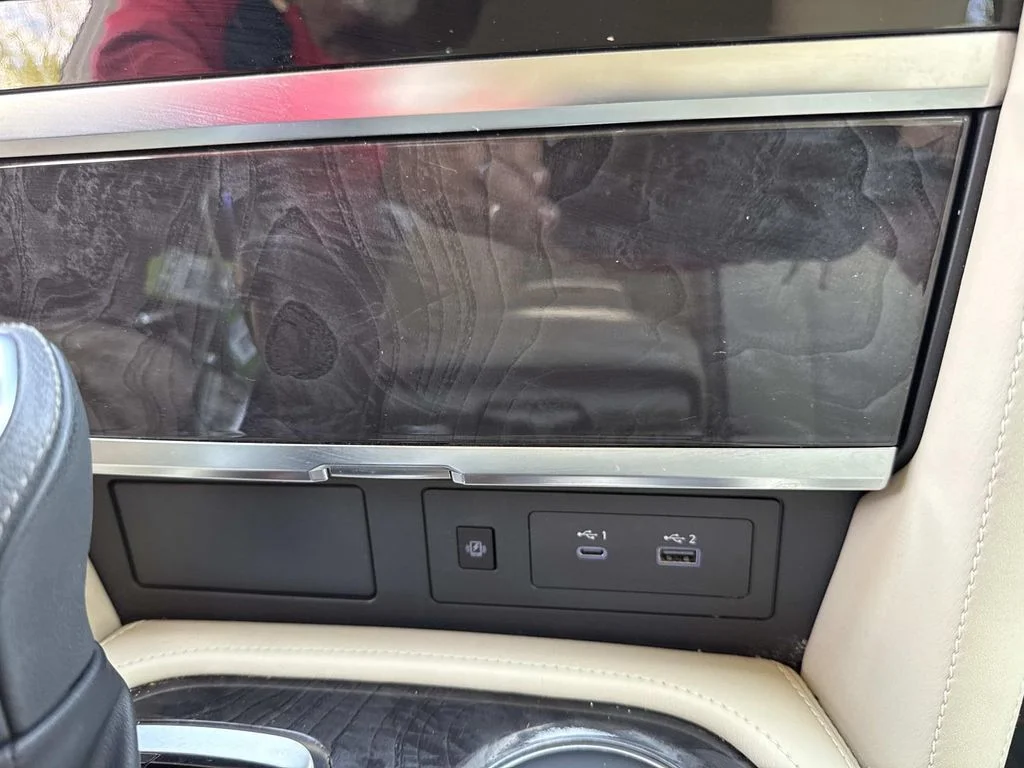 Used 2022 White INFINITI LUXE image 36