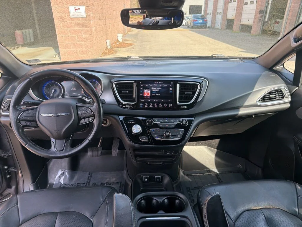 Used 2019 Gray Chrysler Touring L image 21