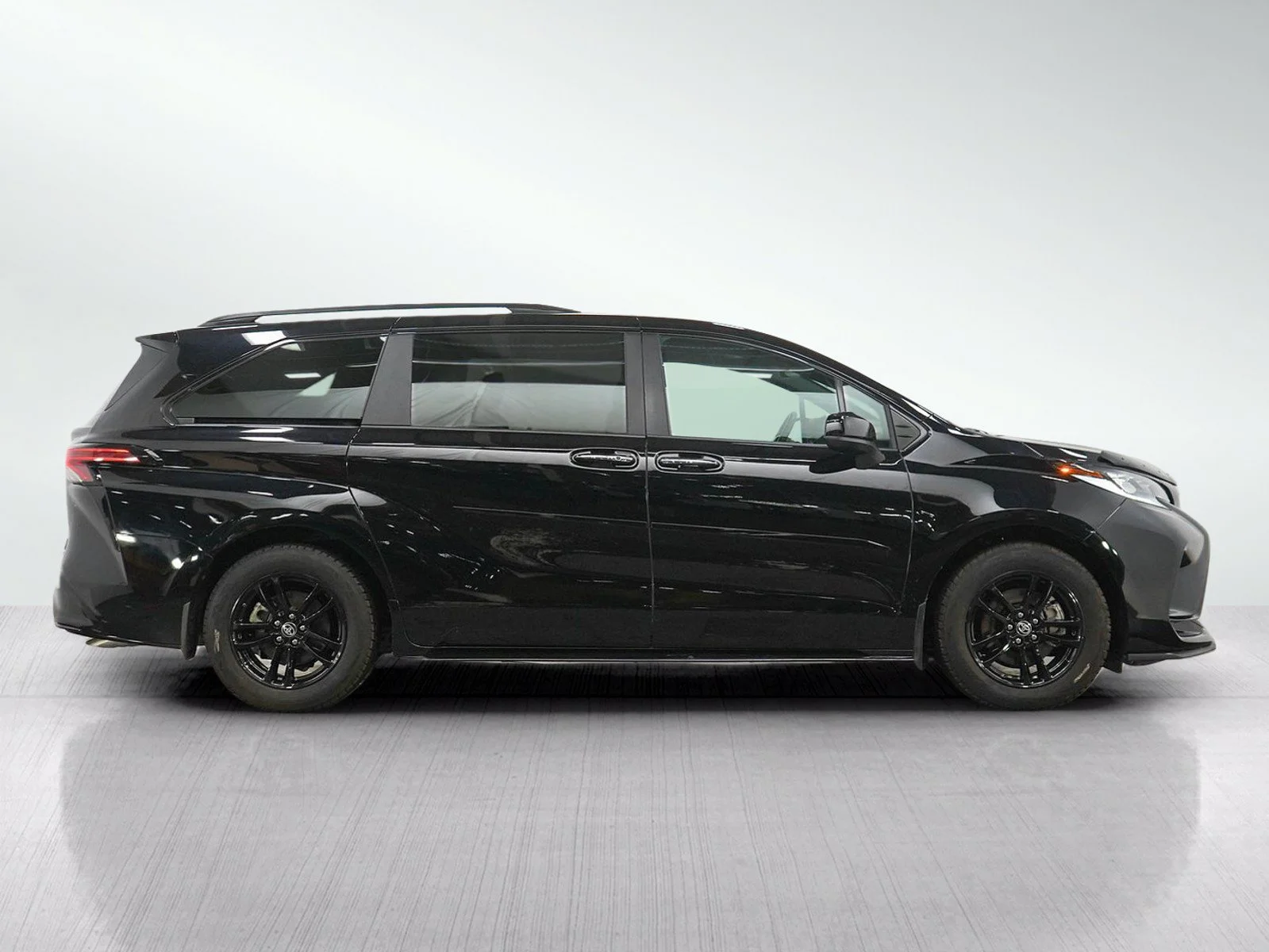 Used 2025  Toyota  image 6