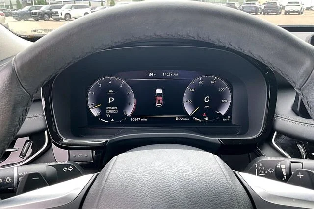 Used 2023 White INFINITI LUXE image 19