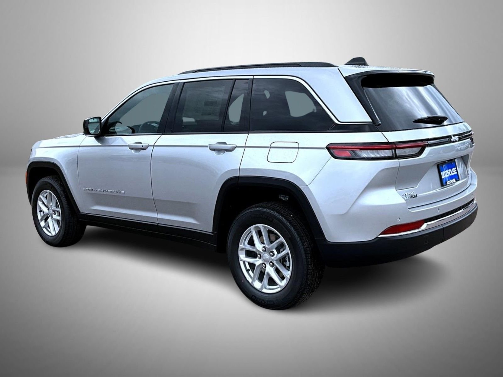 New 2026 Silver Zynith Exterior Paint Jeep Laredo X image 7