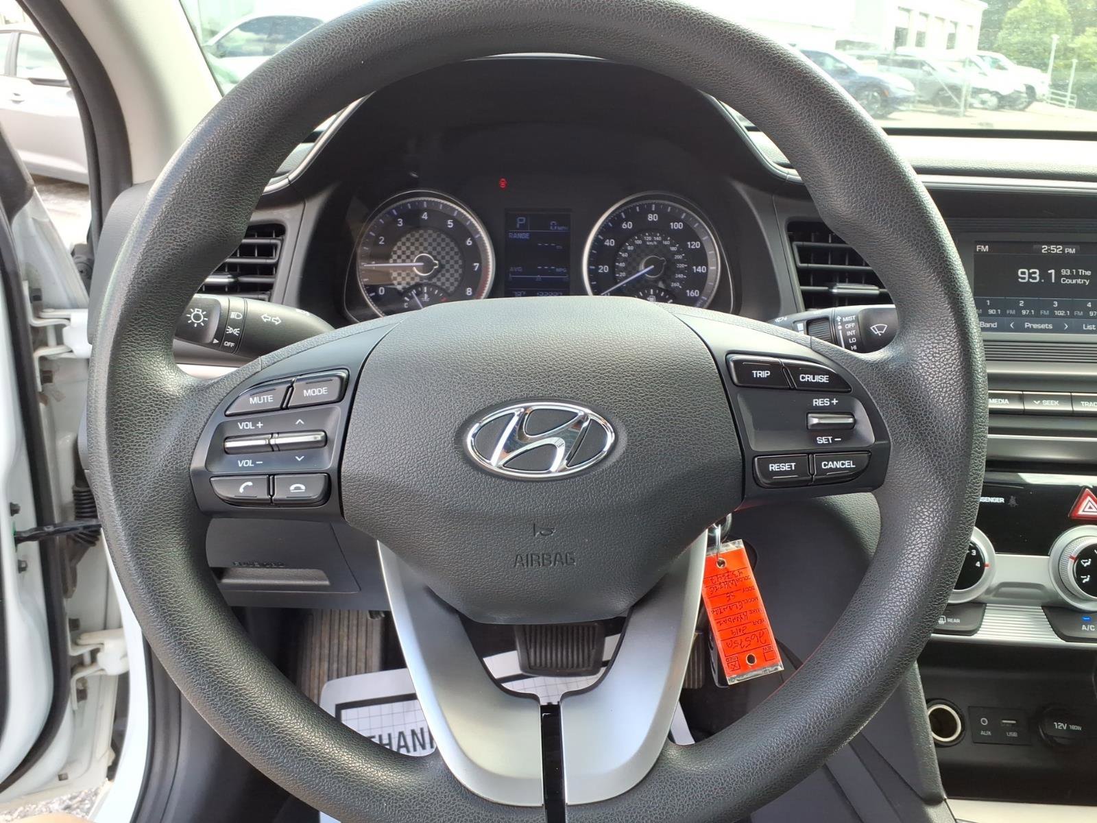 Used 2019 Quartz White Pearl Hyundai SE image 9
