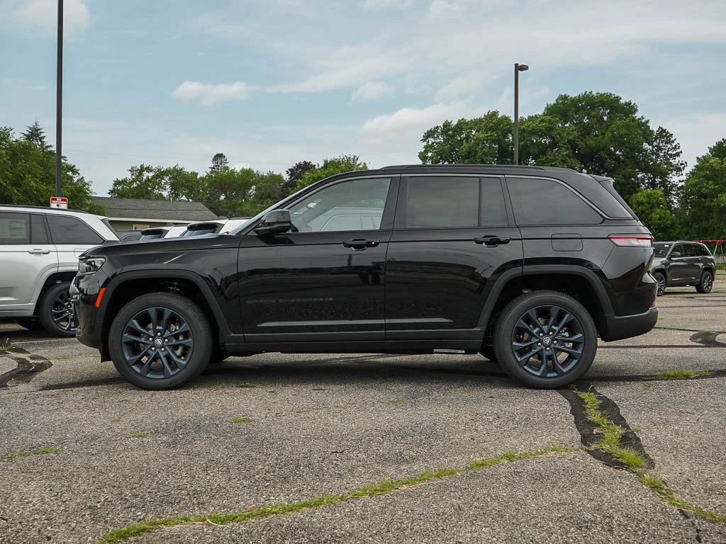 New 2026 Diamond Black Crystal Pearlcoat Jeep Limited image 3