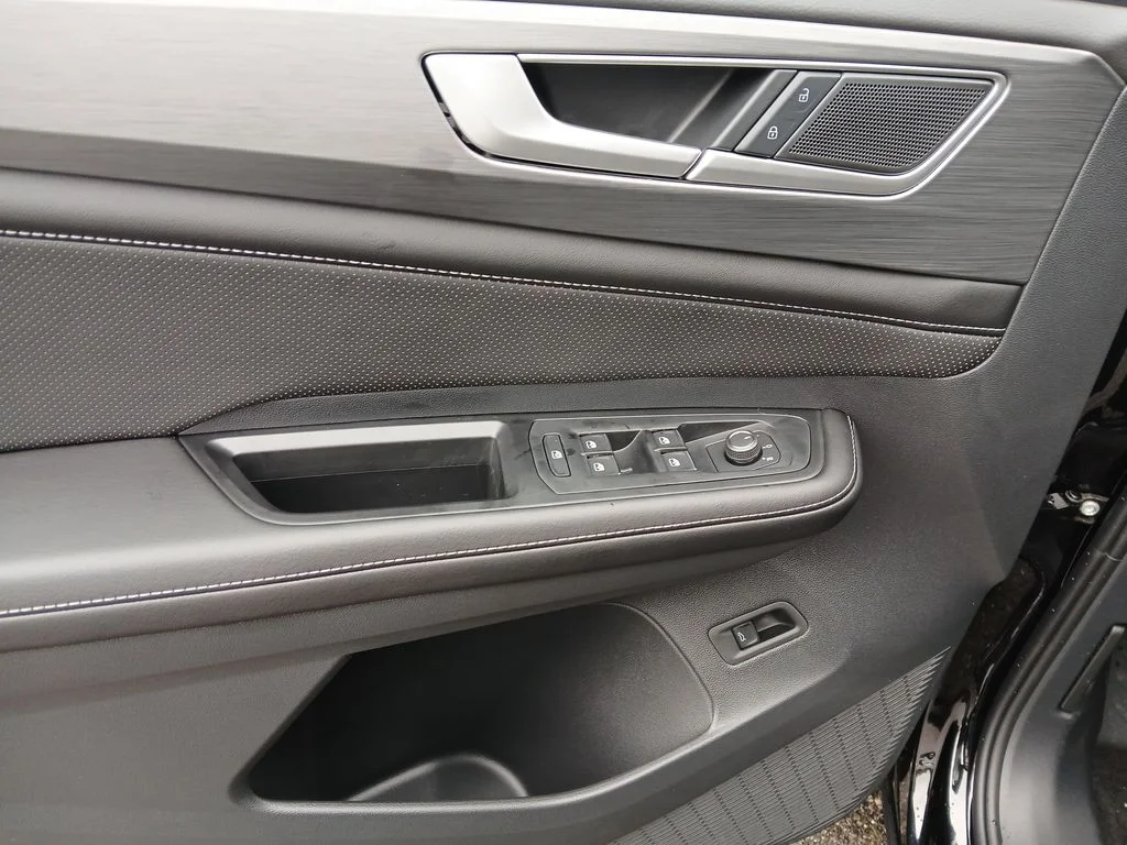 New 2026 Black Volkswagen SE w/Technology image 11