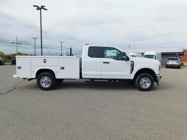 2025 Ford F-350 Super Duty Chassis Cab XL - Photo 37