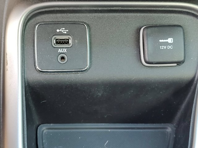 Used 2018 White Jeep Latitude image 17