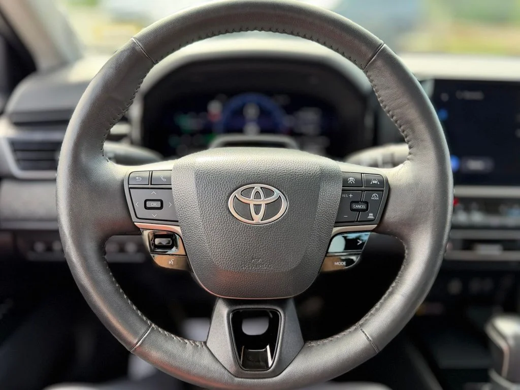 Used 2025  Toyota XLE image 11