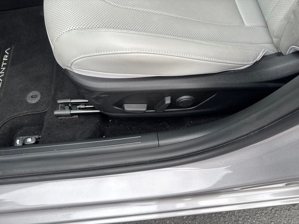 2025 Hyundai Elantra Limited - Photo 6