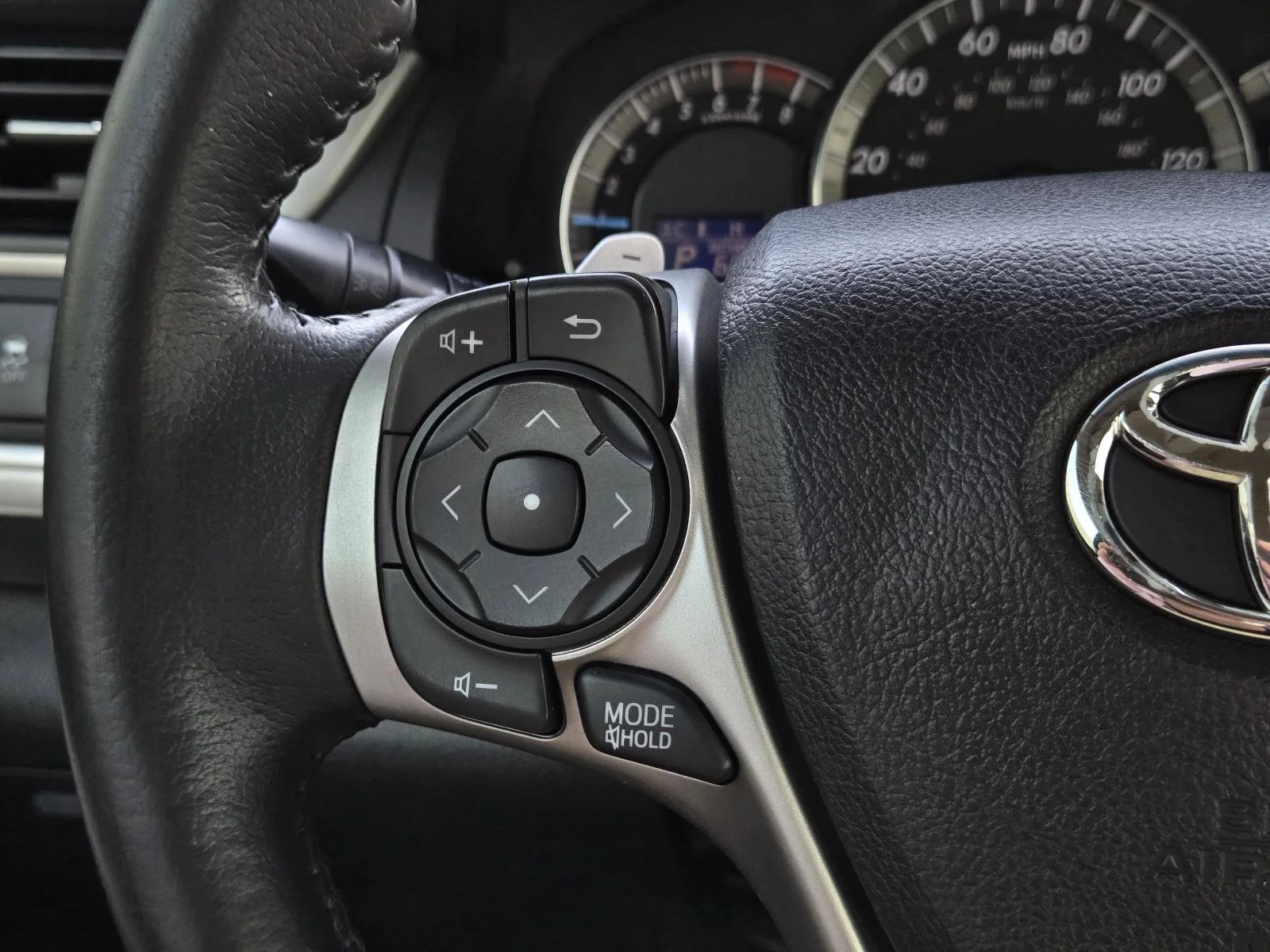 Used 2014 Barcelona Red Metallic Toyota SE image 15