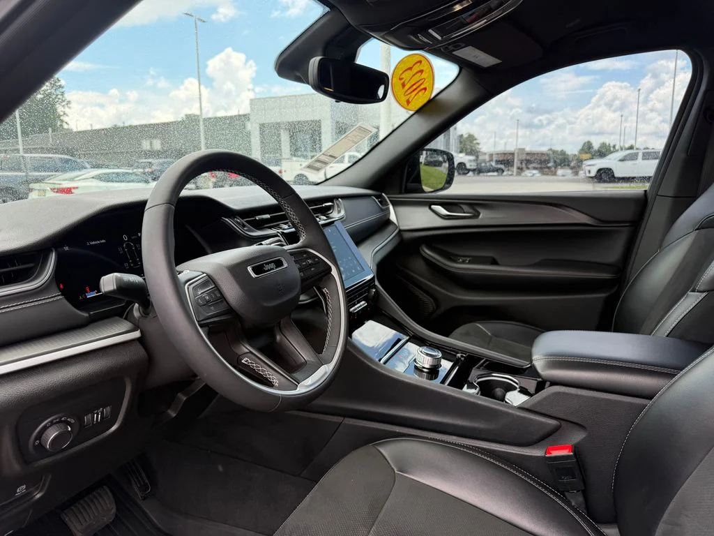 Used 2023 Black Jeep Altitude image 4