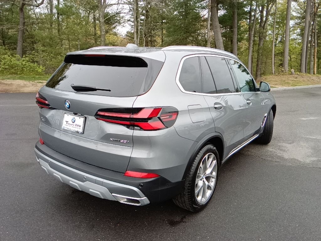 Used 2026 Skyscraper Grey Metallic BMW xDrive40i image 7
