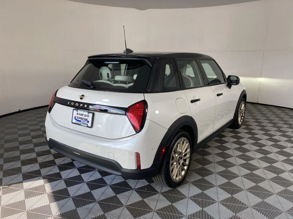 Used 2025 White Metallic MINI Signature Plus image 5