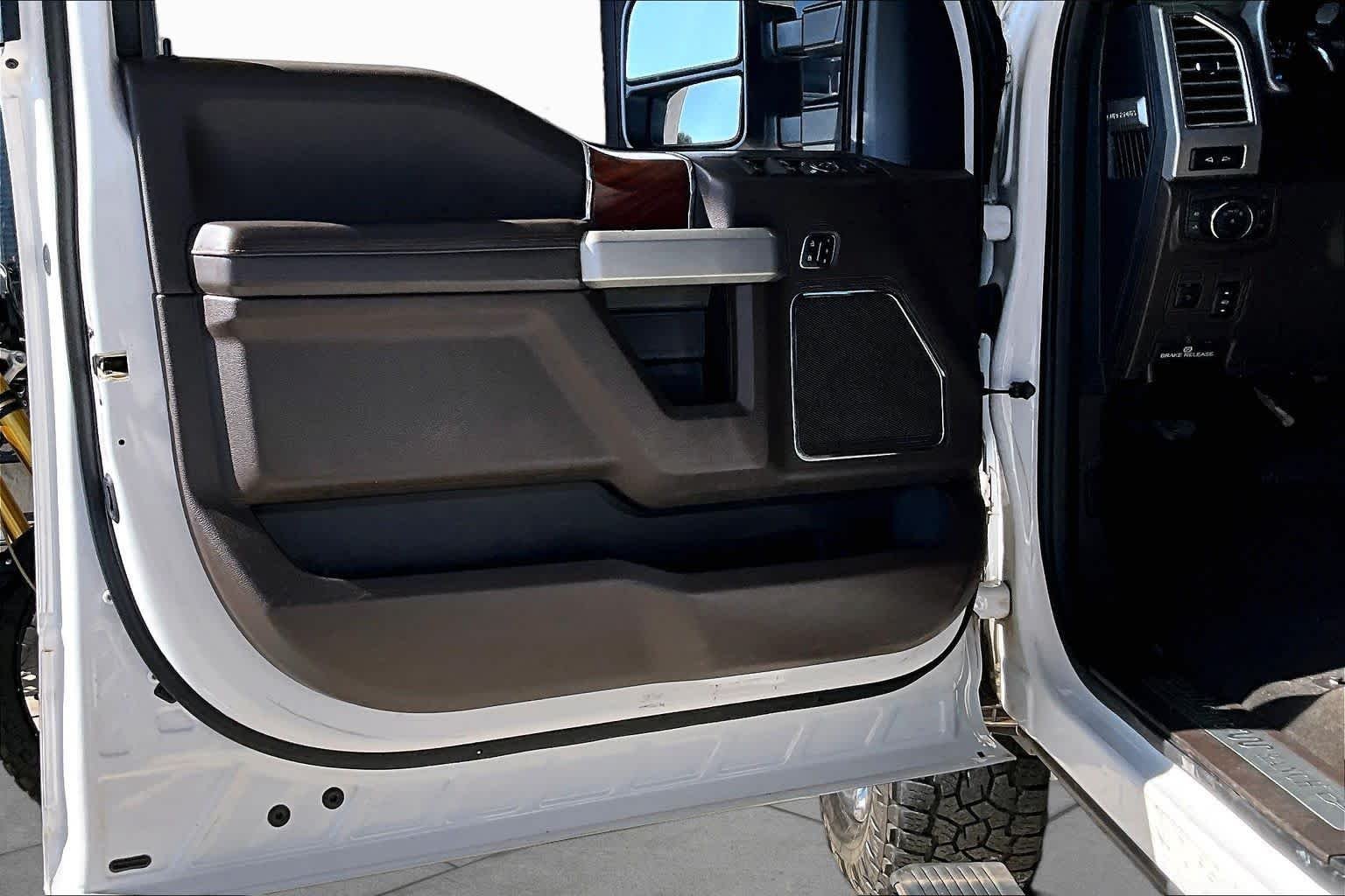 Used 2017 White Platinum Metallic Tri-Coat/Caribou Ford King Ranch image 21