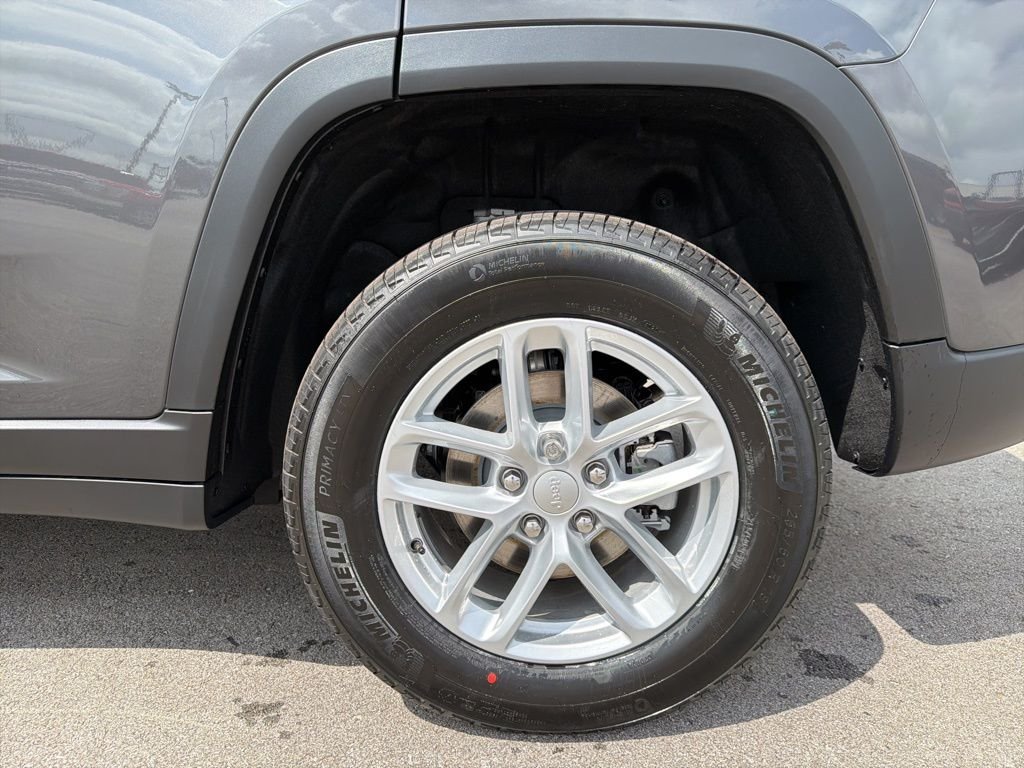 New 2026 Baltic Gray Metallic Clear-Coat Exterior Paint Jeep Laredo image 22