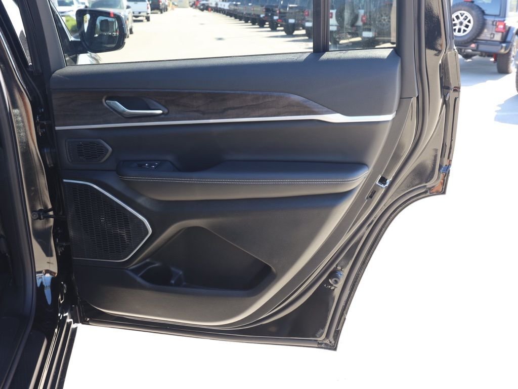 New 2026 Diamond Black Crystal Pearl-Coat Exterior Paint Jeep Limited image 18