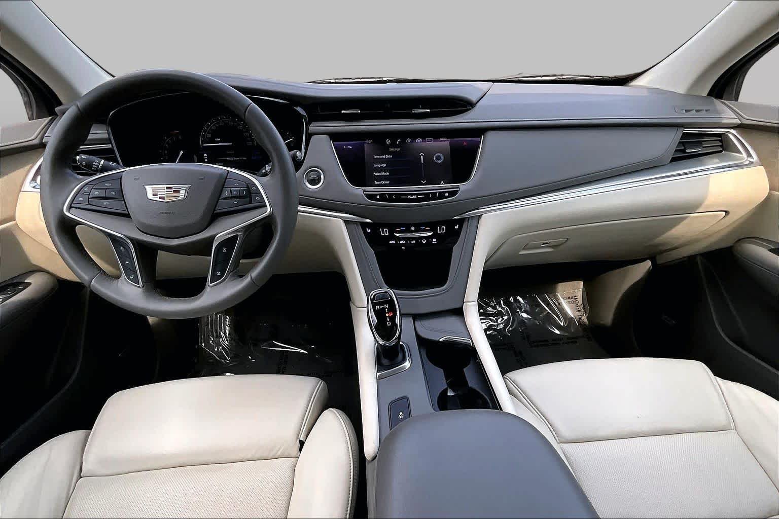 Used 2017 Silver Coast Metallic Cadillac Luxury FWD image 16
