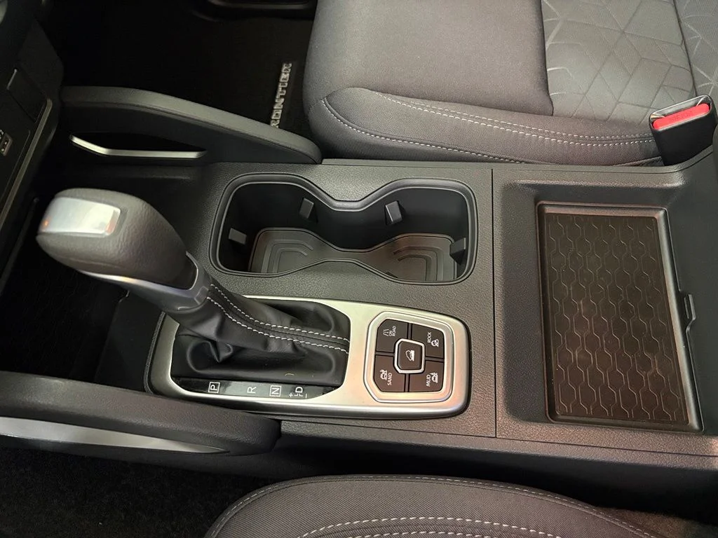 New 2026 Glacier White Nissan Crew Cab SV image 32