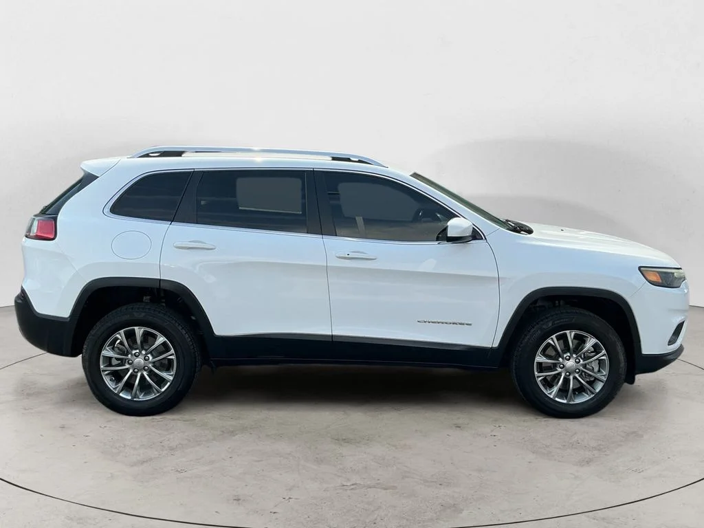 Used 2019 White Jeep Latitude Plus image 4