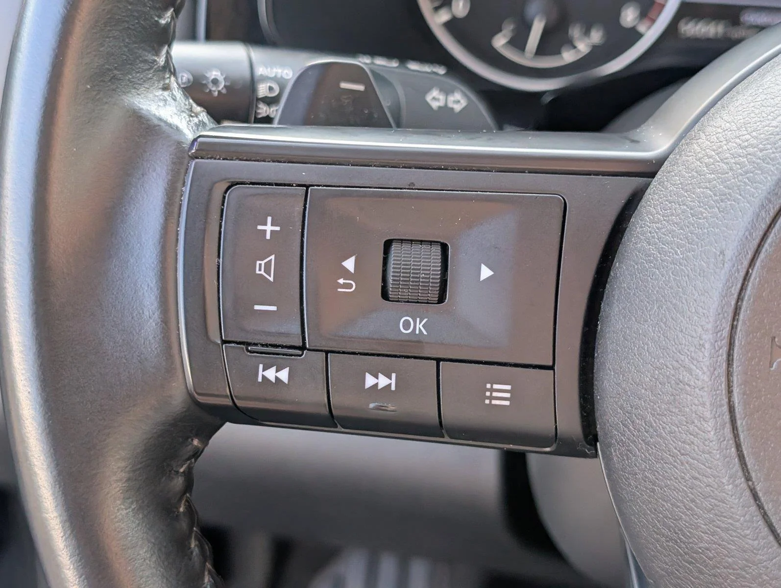 Used 2025 Super Black Nissan SV image 29