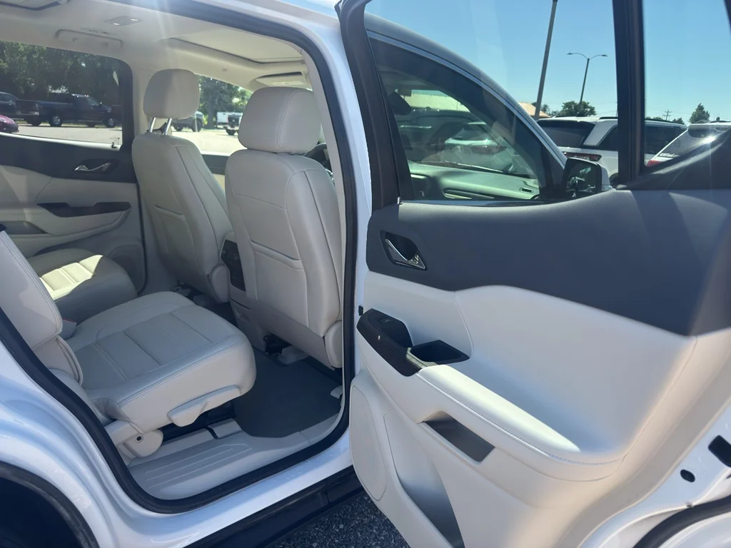 Used 2022 White Frost Tricoat GMC Denali image 17