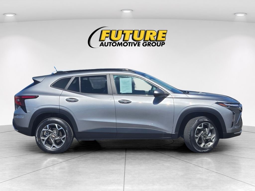 Used 2025 Gray Chevrolet LT image 3