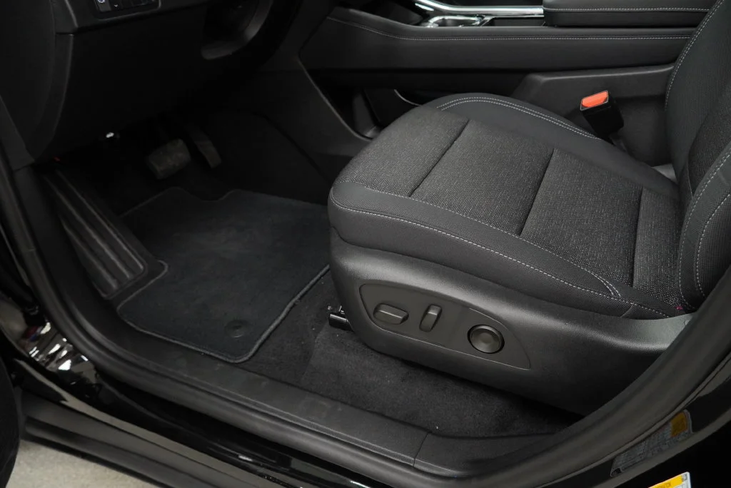 New 2027 Mosaic Black Metallic Chevrolet LT image 23