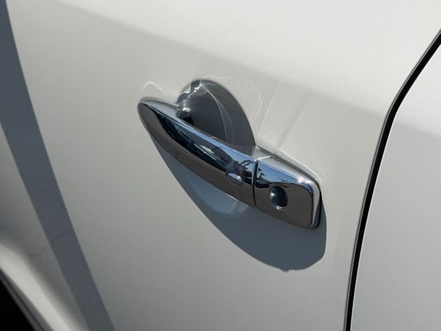 Used 2012 White Nissan LE image 10