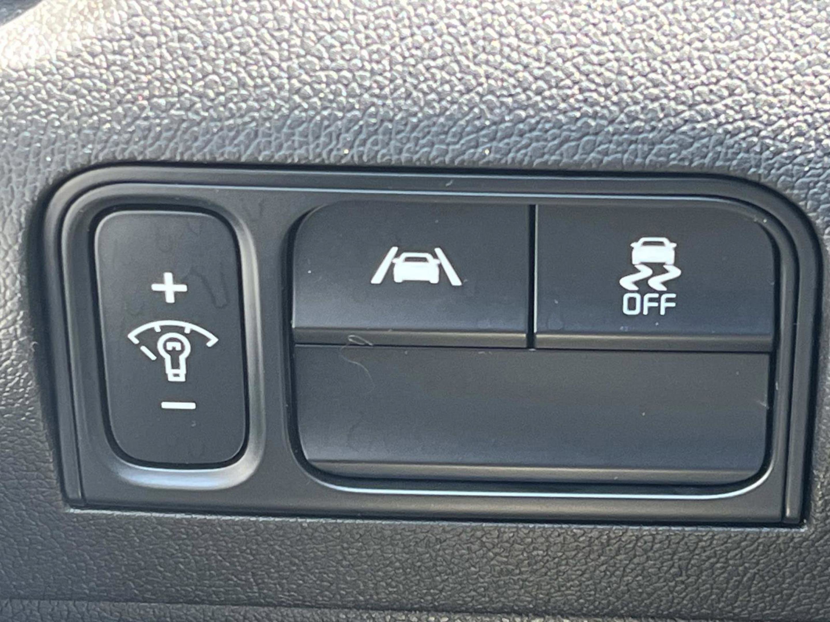 Used 2023 Glacial White Pearl Kia LX image 33