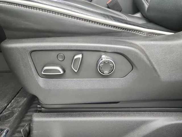 Used 2023 White GMC AT4X image 21