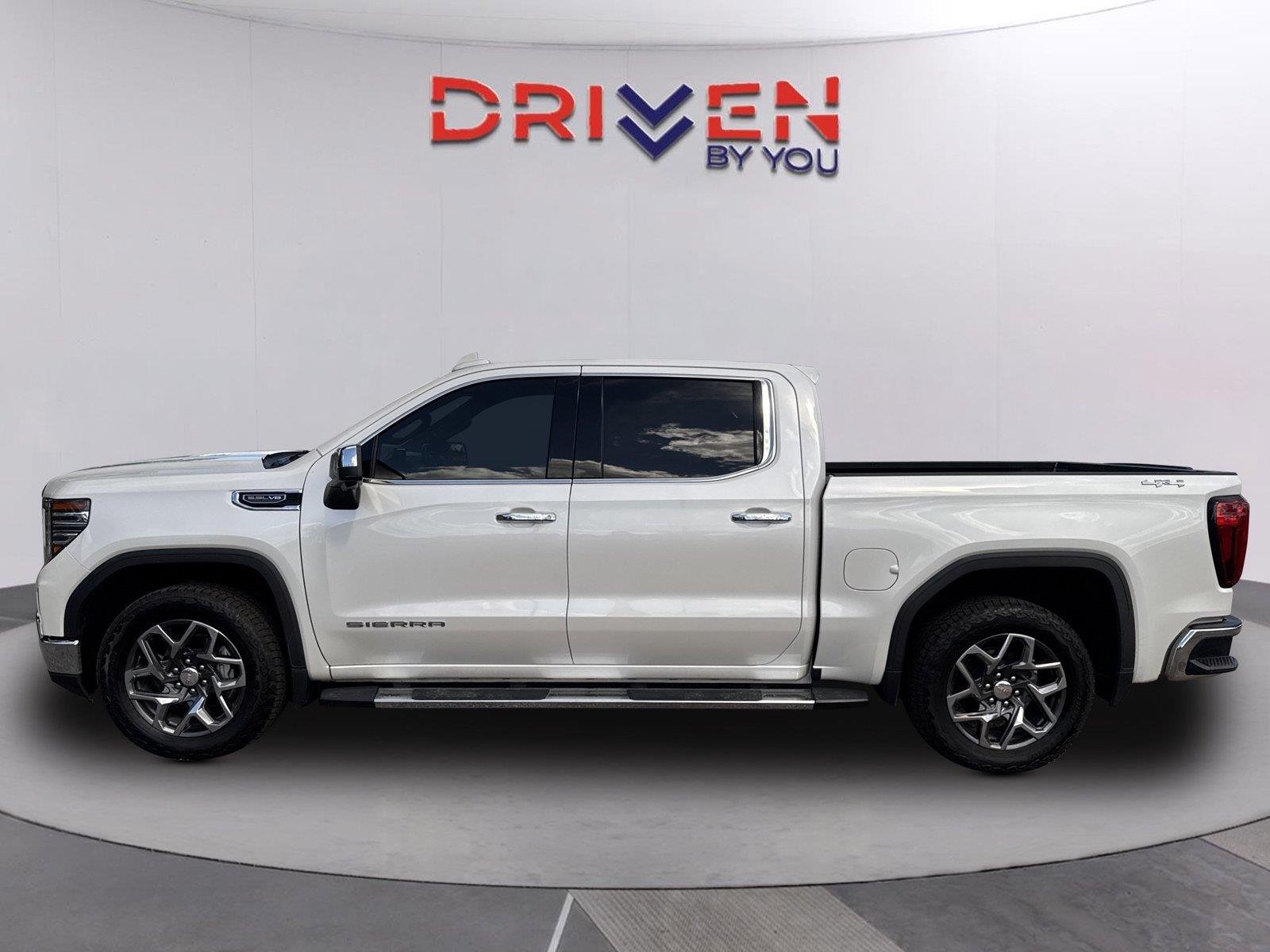 Used 2024 White Frost Tricoat GMC SLT image 7