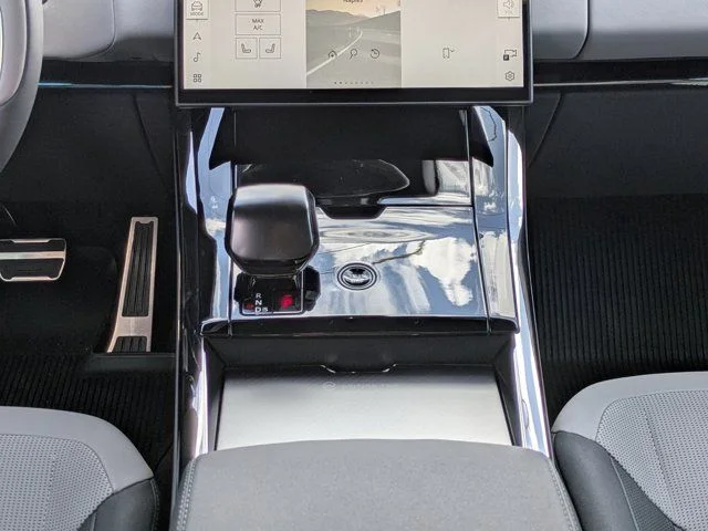 Used 2025  Land Rover SV Edition Two image 18