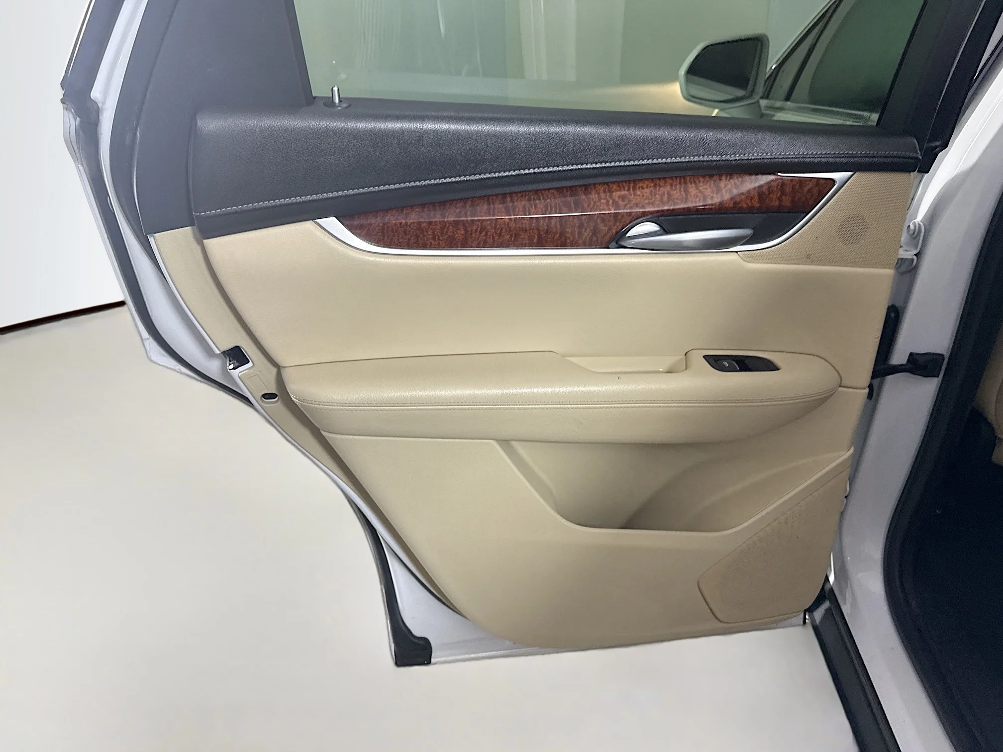 Used 2018 Crystal White Tricoat Cadillac Luxury FWD image 22
