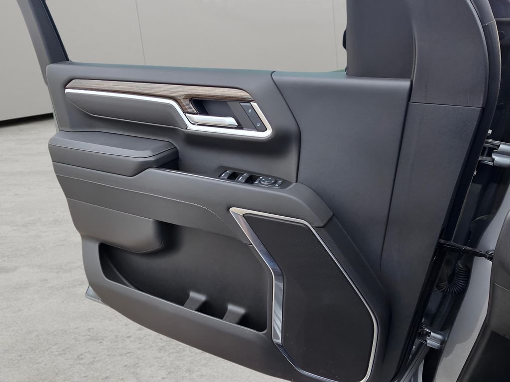 Used 2025 Sterling Metallic GMC SLE image 15