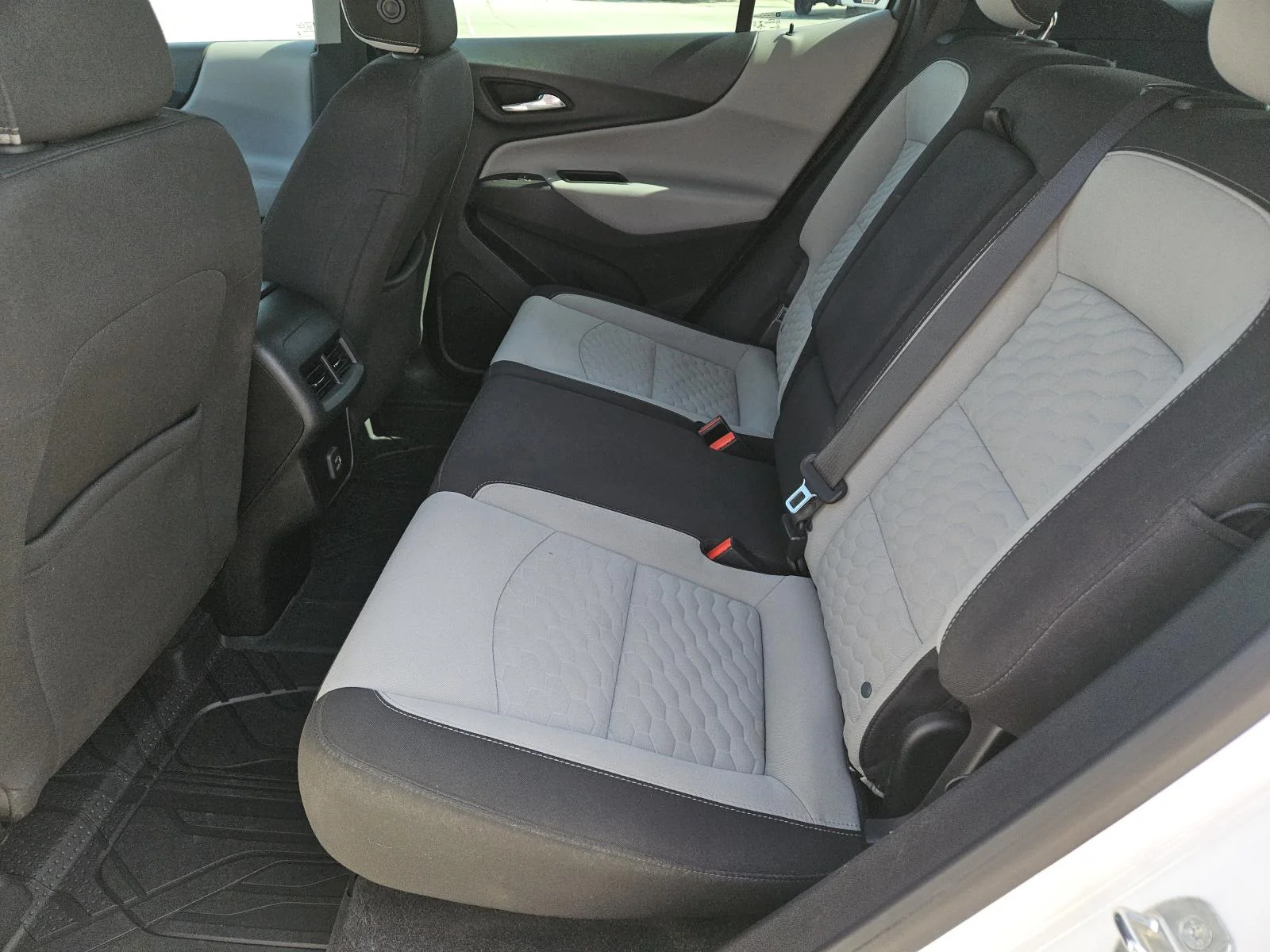 2020 Chevrolet Equinox LS - Photo 27